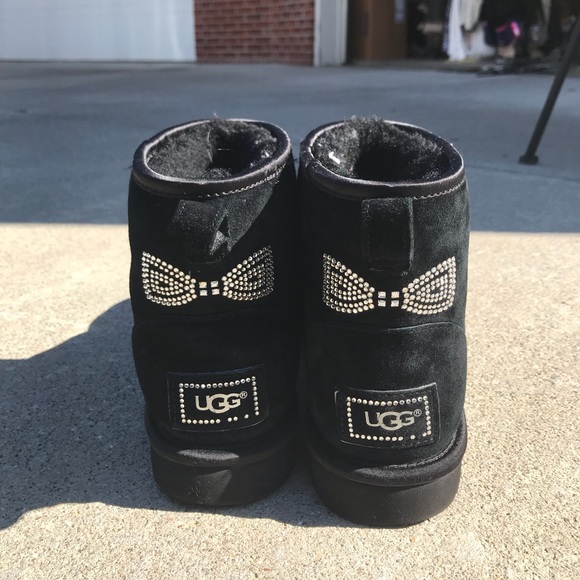 COPY - Black Mini Bailey Bow Uggs - Picture 1 of 3